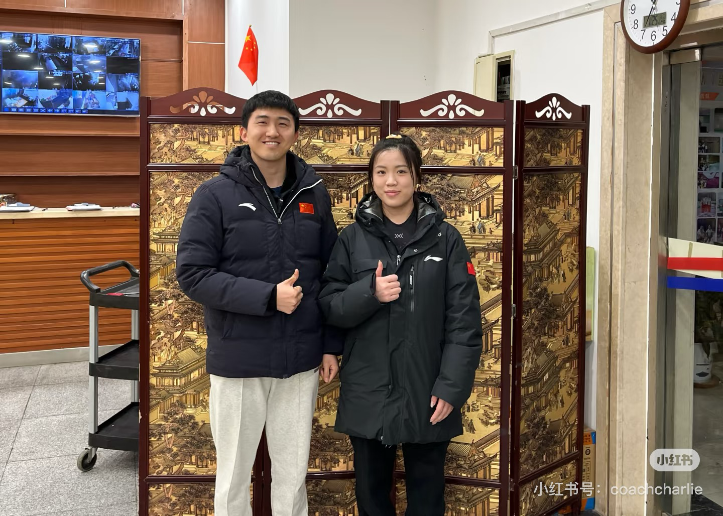 杨教练与射击运动员杨倩合影,保留原图来源水印
